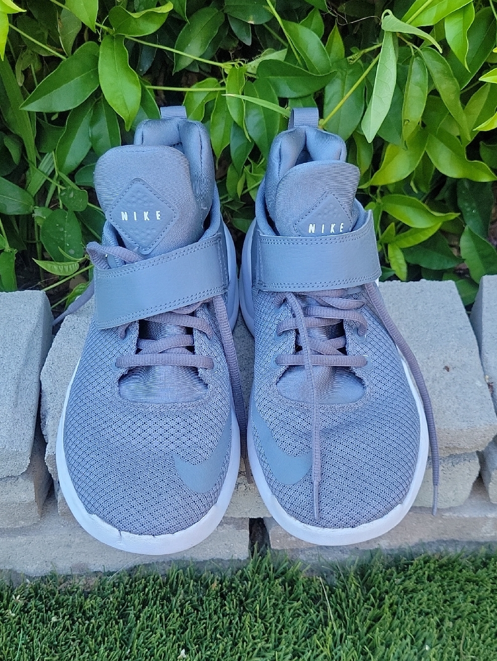 Nike Kwazi Kids Sneakers in Gray and White 7Y